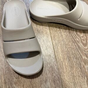 OOFOS Women's Tan Comfort Slippers